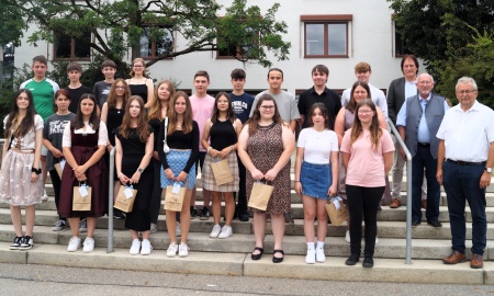 Eine Leistung, die nicht selbstverständlich ist“: 1-er Schüler des Qualifizierenden Mittelschulabschlusses bzw.  des Mittleren Bildungsabschlusses der Klasse M 10 wurden von Stadt und Landkreis geehrt