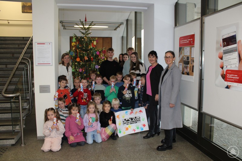 von links: Laura Wagner (Heilziehungspflegerin) mit den Kindergartenkindern sowie den Azubis der Agentur für Arbeit Passau, Lena Söldner (Kinderpflegerin) sowie Eva-Maria Kelch (Vorsit-zende der Geschäftsführung der Agentur für Arbeit Passau) und Sabine Bauernfeind (Ausbildung und Qualifizierung Agentur für Arbeit Passau)