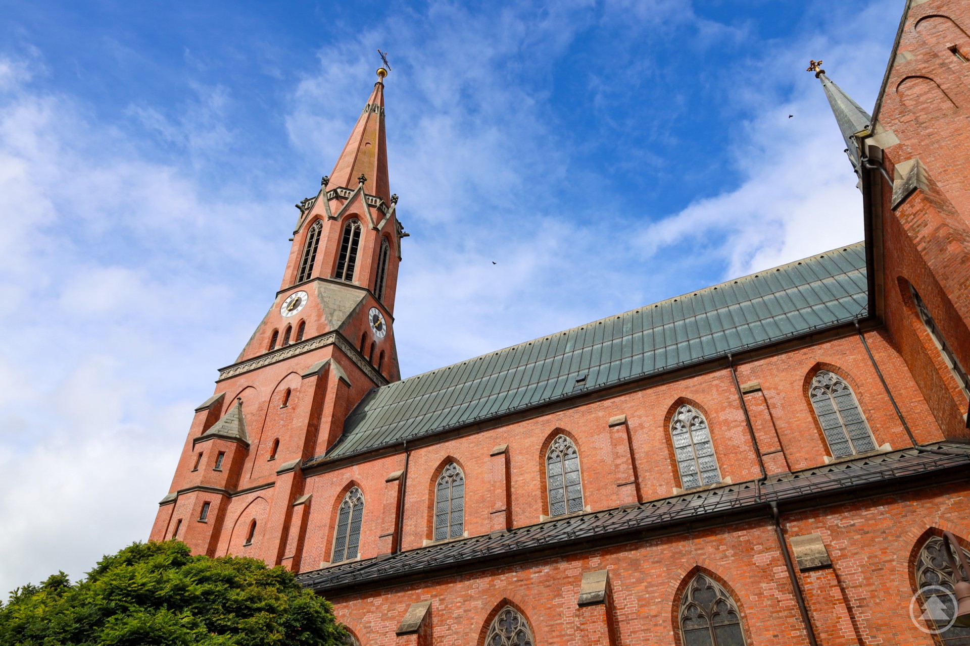 Die Glasstadt Zwiesel bietet touristisch viele Möglichkeiten für seine Gäste, ein Beispiel ist die markante Stadtpfarrkirche St. Nikolaus.