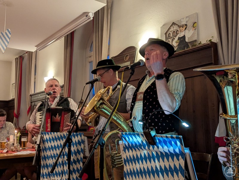 Blechfeez spielten im Gasthaus Zur Knödelwerferin zünftig auf