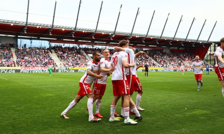 SSV Jahn schlägt FC Schalke 04 mit 2:0