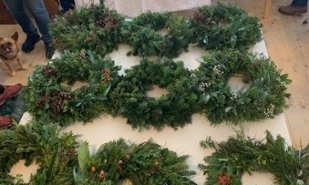 Adventskranzbinden im Freilichtmuseum Finsterau ein voller Erfolg