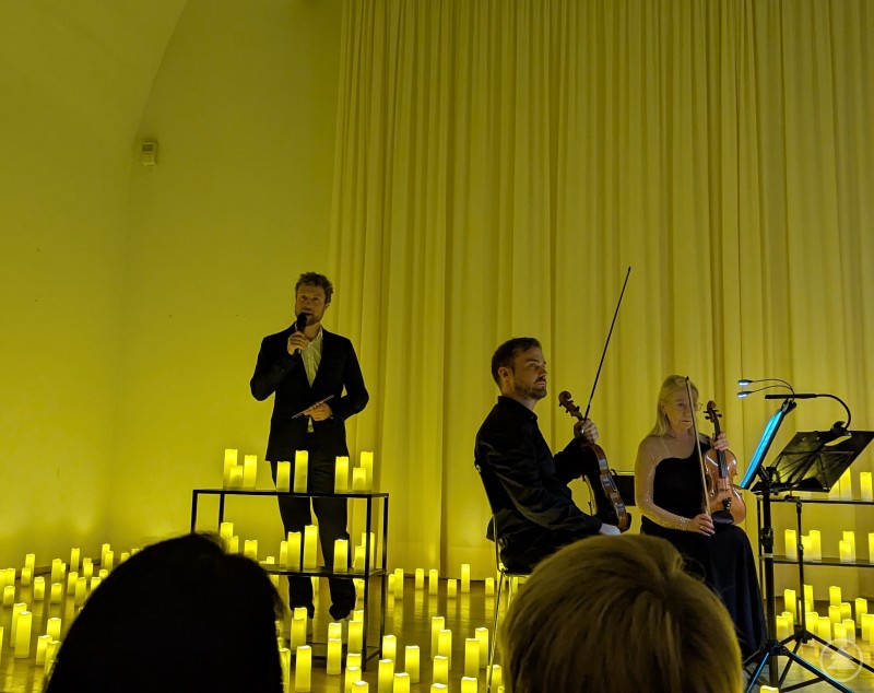 Tobias Kapfer von der FTS Event GmbH begrüßt die Konzertgäste