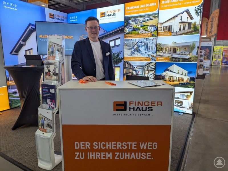 Privatpersonen konnten sich bei der beliebten Fachmesse zu den unterschiedlichsten Themen beraten lassen. Mitarbeiter am Messestand von Finger Haus