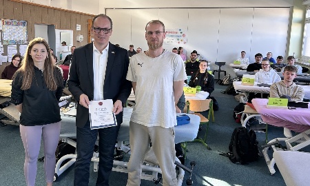 Politik macht Schule: MdL Behringer diskutiert mit Physiotherapie-Sch&uuml;lern