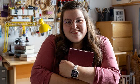 Carmen Knorr lehrt die Buchschnitt-Malerei