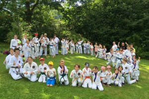 Karate-Training im Freibad – Ferienspaß des 2. Karate Club Bayerwald e.V.