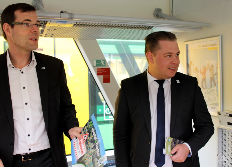 Länderbahngeschäftsführer Gerhard Knöbel und Landrat Michael Adam (re.) begrüßten die Teilnehmer.