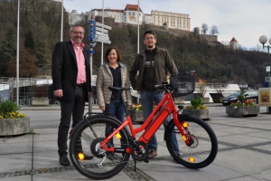 Stadtverwaltung mit neuem Dienstfahrrad unterwegs