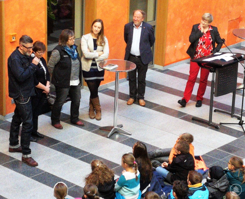 Die Vorleser stellen sich ihrem Publikum vor.