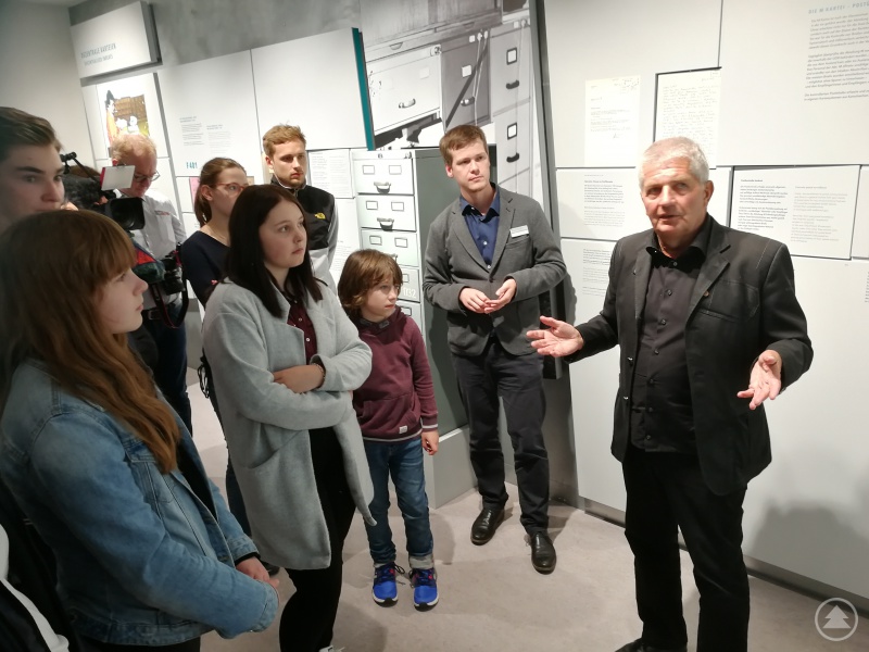 Roland Jahn, BStU seit 2011, erzählte beim Rundgang durch das Stasi-Museum auch viel aus seiner bewegenden Lebensgeschichte. Das begleitende Kamerateam vom RBB fertigte einen Beitrag, der in der Abendschau am 2. Mai gesendet wurde.