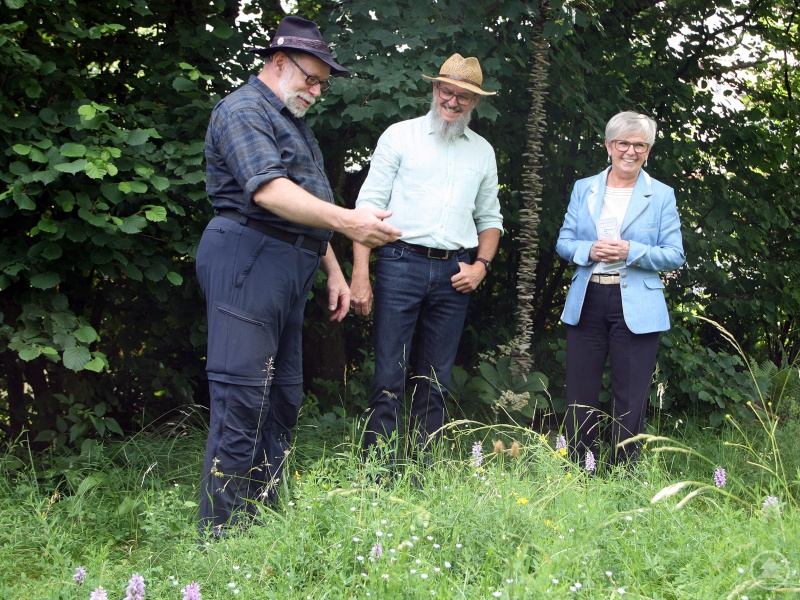 Karl Reitmeier zeigte Klaus Eder und Landrätin Rita Röhrl seinen Garten. Dabei präsentiere er mit dem gefleckten Knabenkraut eine Besonderheit in der Blühwiese.