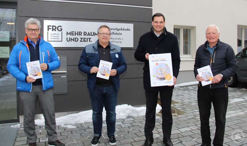 Mit der „75“ auf dem Titelblatt präsentieren Landrat Sebastian Gruber (2.v.r.), Ehrenamtlicher vhs-Leiter Willi Schindler (r.), vhs-Geschäftsführer Michael Dietz (2.v.l.) sowie der u.a. für landkreiseigene Schulen zuständige Abteilungsleiter, Siegfried Wilhelm, das kommende vhs-Semesterprogramm.