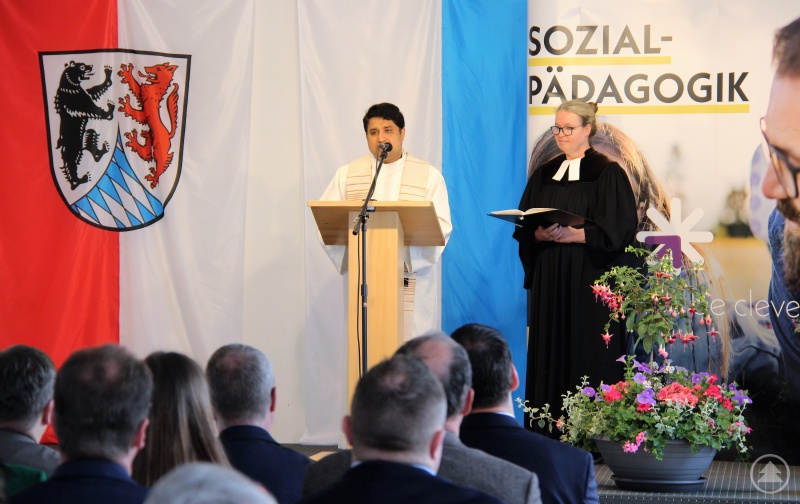 Segnung durch Pfarrerin Sonja Schuster (r.) und Pfarrvikar Pater Boby Joseph.