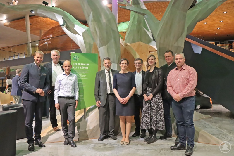 Gäste des Eröffnungsabends: Bezirkstagspräsident Dr. Olaf Heinrich (von links), stellvertretender Landrat Helmut Plenk, Achim Klein, Leiter vom Haus zur Wildnis, Gerald Escherisch vom Staatlichen Bauamt Passau, Nationalparkleiterin Ursula Schuster, Hans Ulrich Werchan vom Planungsbüro ö_konzept, Nationalpark-Projektmitarbeiterin Lisa Ornezeder, Lindbergs Bürgermeister Gerd Lorenz und Jörg Fischer von der Firma Seiwo Technik