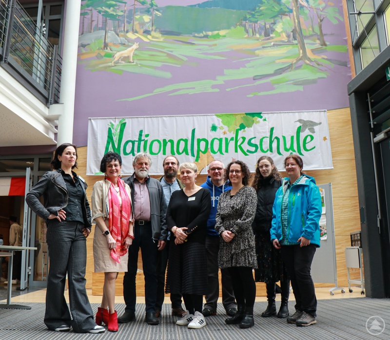 Freuten sich gemeinsam über die wachsende Zusammenarbeit zwischen Realschule Freyung und Nationalpark Bayerischer Wald: Lehrerin Susanna Brunner (v.l.), Schulleiterin Ursula Stegbauer-Hötzl, Künstler Rudi Ranzinger, Lehrer Kevin Maier, Lehrerin Nadja Wagner, Elternbeiratsvorsitzender Robert Mooser, Lehrerin Julia Schreiter sowie Johanna Scharf und Karin Hartl vom Nationalpark