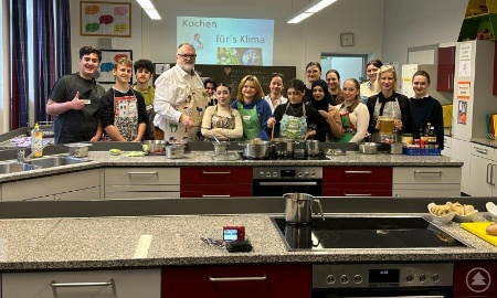 Schülerinnen und Schüler kochen mit Oberbürgermeister  Jürgen Dupper