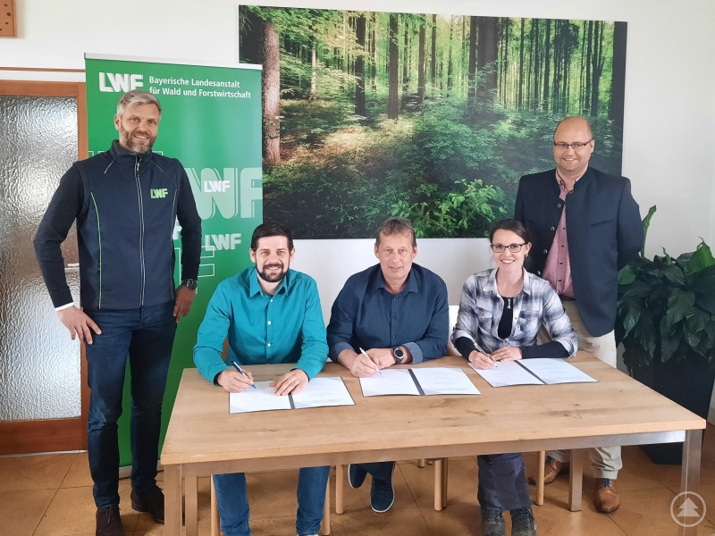 Vertreter der drei Waldbesitzervereinigungen bei der Unterschrift der Kooperationsvereinbarungen; v.l.: Dr. Klaas Wellhausen (Landesanstalt für Wald und Forstwirtschaft); Wolfgang Jodlbauer (1. Vorsitzender WBV Passau); Christian Graml (1 Vorsitzender WBV Wegscheid); Catrin Rehmund (Vertreterin WBV Vilshofen-Griesbach); Stefan Huber (Bereichsleiter Forsten AELF Passau);