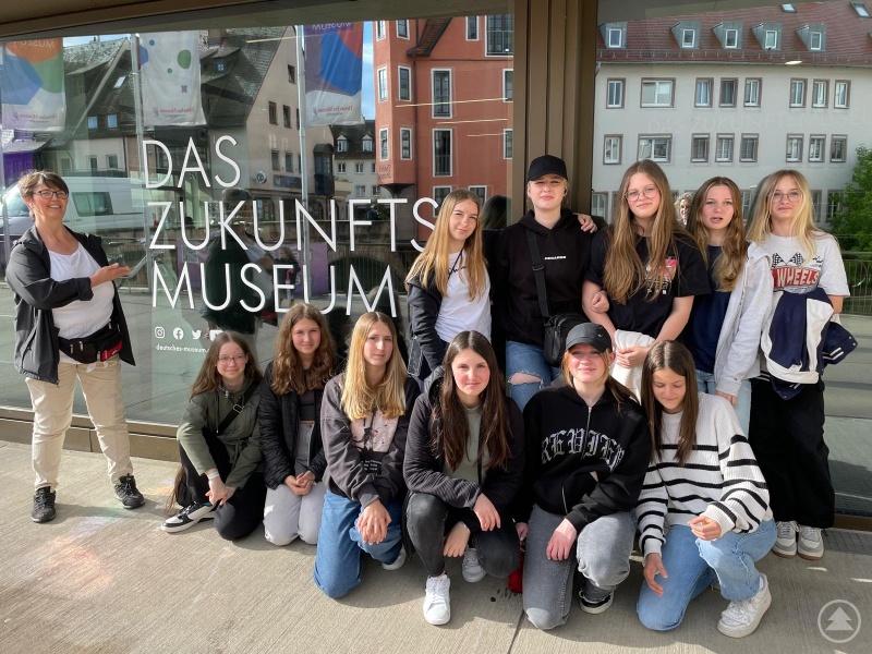Die Mädchen der Girls‘ Day Akademie an der Realschule nahmen mit ihrer Projektbetreuerin Petra Stadlhuber (links im Bild) und der verantwortlichen Lehrkraft Daniela Schiller an den Feierlichkeiten zum zehnjährigen Jubiläum der GDA in Nürnberg teil.