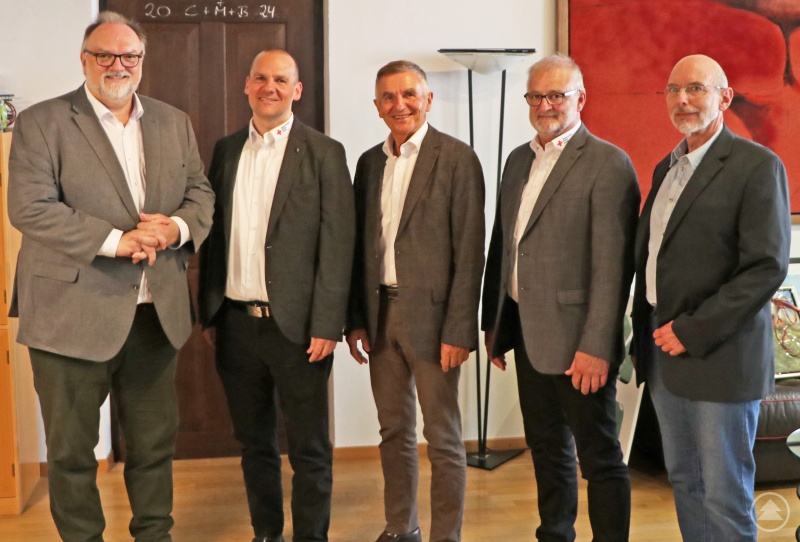 Oberbürgermeister Jürgen Dupper (von links), Kreisgeschäftsführer Michael Wenig, der Kreisverbandsvorsitzende Walter Taubeneder, der ehemalige Kreisgeschäftsführer Horst Kurzböck und ZRF-Geschäftsleiter Dieter Schlegl sehen den BRK-Kreisverband gut aufgestellt