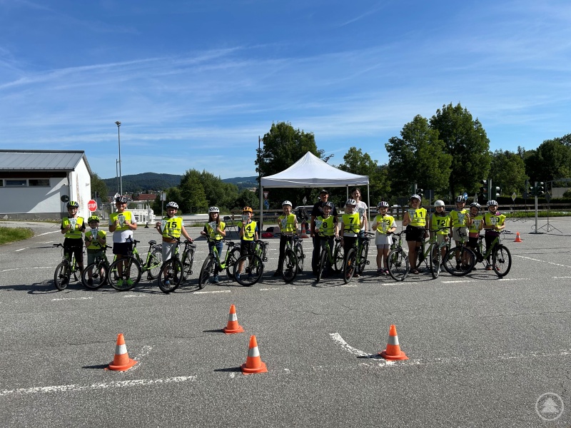 Grundschule Karlsbach.jpg