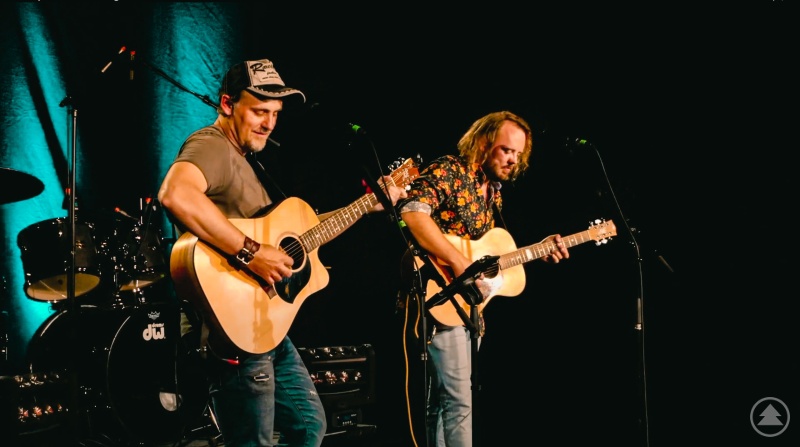 Sorgen für gute Musik beim Sommerfest auf Schloss Wolfstein: Die beiden Musiker Florian Hannig und Uli Hansel von The Double Trouble.