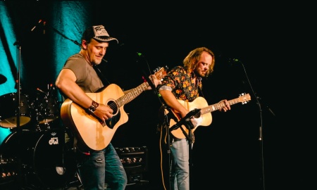 Sommerfest auf Schloss Wolfstein: Landkreis läutet die Ferien mit Open-Air-Konzert von The Double  Trouble ein