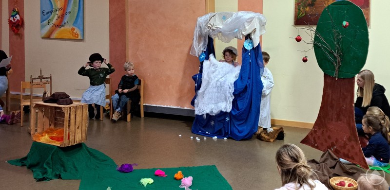 Mit fröhlichen Gesichtern und liebevoll gestalteten Requisiten bringen die Kinder das Märchen Frau Holle auf die Bühne. Bild Vorstellung.jpg