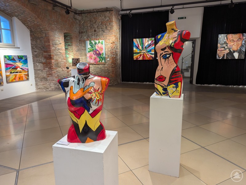 Zwei Skulpturen mit popkulturellen Motiven