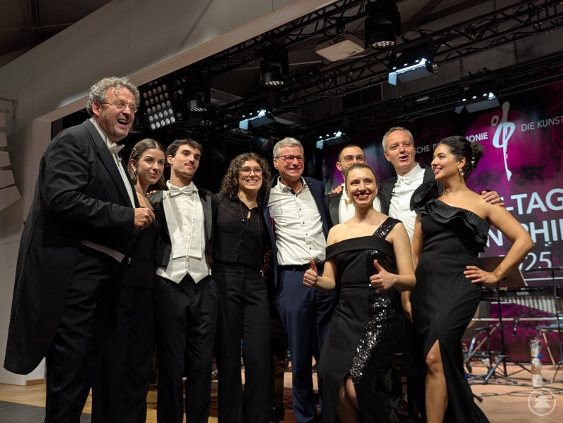 Mark Mast, Bayerische Philharmonie und Bernd Sibler posieren für ein Selfie 