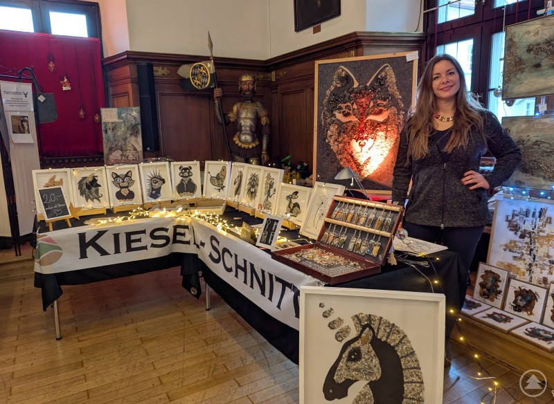 Sabine Hennel von Kiesel-Schnitt hinter ihrem Verkaufsstand