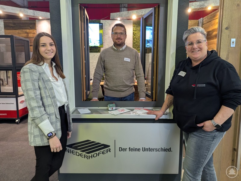 Die entspannte Atmosphäre in der Deggendorfer Stadthalle machte es leicht, mit bekannten und neuen Gesichtern ins Gespräch zu kommen. Messestand der regionalen Firma Niederhofer mit drei Mitarbeitenden