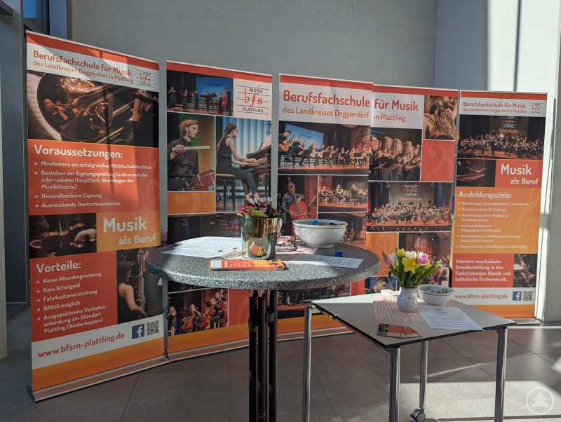 Musik als Beruf? In Plattling (Landkreis Deggendorf) wird die Passion zur beruflichen Perspektive. Informationen zur Musikausbildung in Plattling auf großen Tafeln