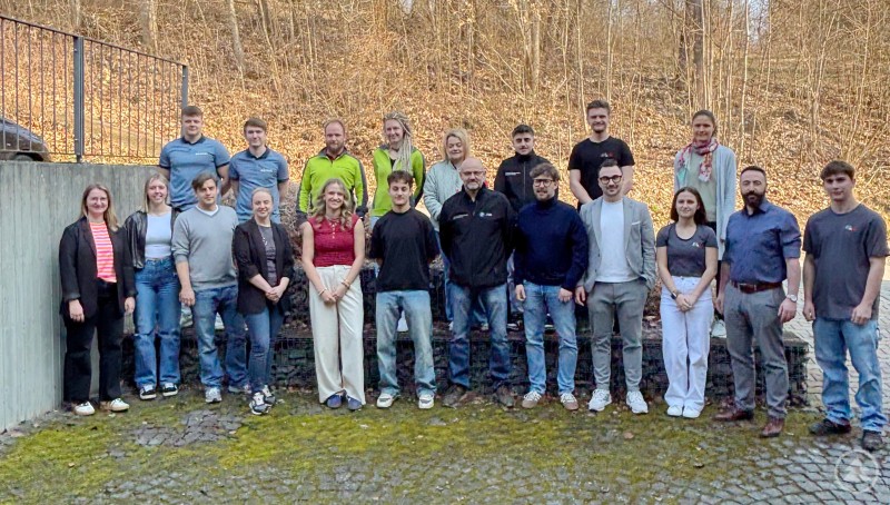 Vertreterinnen und Vertreter zahlreicher Betriebe und Einrichtungen hatten sich Zeit genommen, um den Schülerinnen und Schülern wertvolle Einblicke in die Berufswelt zu gewähren. Eine Gruppe von Vertreterinnen und Vertretern verschiedener Betriebe und Einrichtungen steht gemeinsam im Freien und blickt in die Kamera.