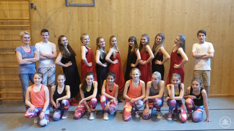 Sportlehrerin Angelika Greiner (links) freut sich mit den frisch gebackenen niederbayerischen Meistern (stehend) und der Nachwuchsmannschaft.