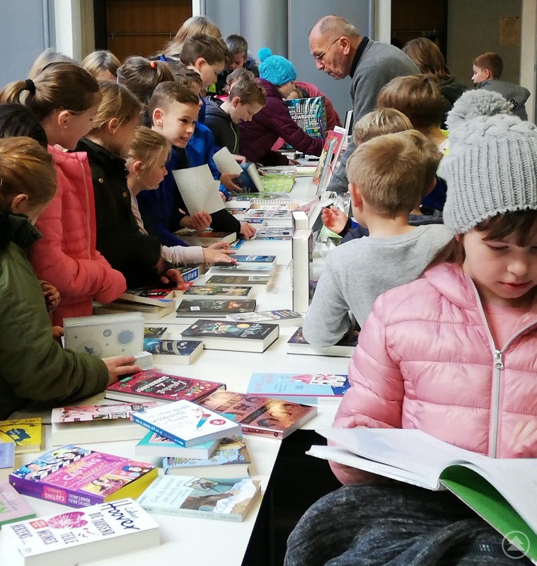 Großes Interesse herrschte stets an der Büchertheke von Bücher Lang.