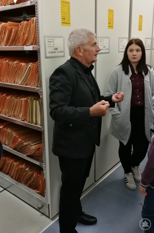 Auch in das normalerweise nicht zugängliche Archiv, in dem Kilometer an Stasi-Akten gelagert werden, führte Roland Jahn die interessierten Schülerinnen, Schüler und Lehrer.