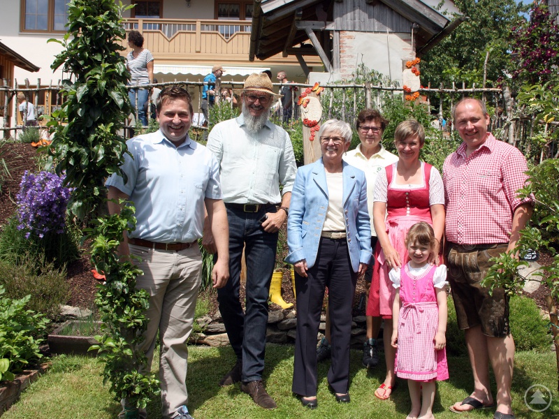 Gruppenbild in Moosbach (v.li.): Bürgermeister Andreas Eckl, Klaus Eder, Landrätin Rita Röhrl, Gisela Schedlbauer (die Vorsitzende des Gartenbauvereins Moosbach), mit den Gartenbesitzern Andrea und Anton Voitl und der kleinen Julia.