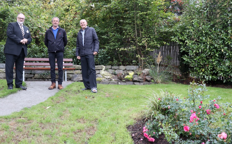 Es ist ein Ort zum Wohlfühlen geworden. Darin sind sich Oberbürgermeister Jürgen Dupper (von links), der Leiter der Stadtgärtnerei Hermann Scheuer und Clemens Damberger einig.