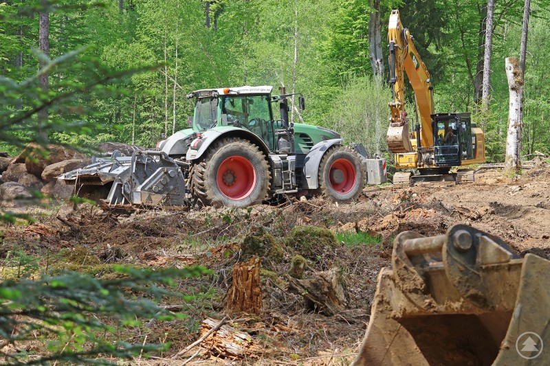 Aktuell wird die künftige Baufläche für drei neue Volieren im Tier-Freigelände vorbereitet. Bauarbeiten im Tier-Freigelände des Nationalparks Bayerischer Wald mit Bagger und schwerem Gerät zur Vorbereitung neuer Volierenanlagen im Waldgebiet bei Neuschönau.
