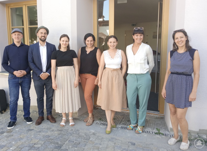 Smart-City-Beratung für das Ilzer Land: Die Experten der Koordinations- und Transferstelle (KTS) des Fraunhofer-Instituts IAO unterstützen bei der Strategieentwicklung. (v.l. Andreas Helsper und Julian Dörr von der KTS, Michele Bauer, Maria Grübl und Lena Schandra von Smart City Ilzer Land, Dr. Eva Ottendörfer KTS und Saskia Sittel Ilzer Land; nicht im Bild: 1. Bürgermeister Thurmansbang Martin Behringer, Geschäftsführerin Ilzer Land Corina Molz und Volker Ernst, IT Ilzer Land)