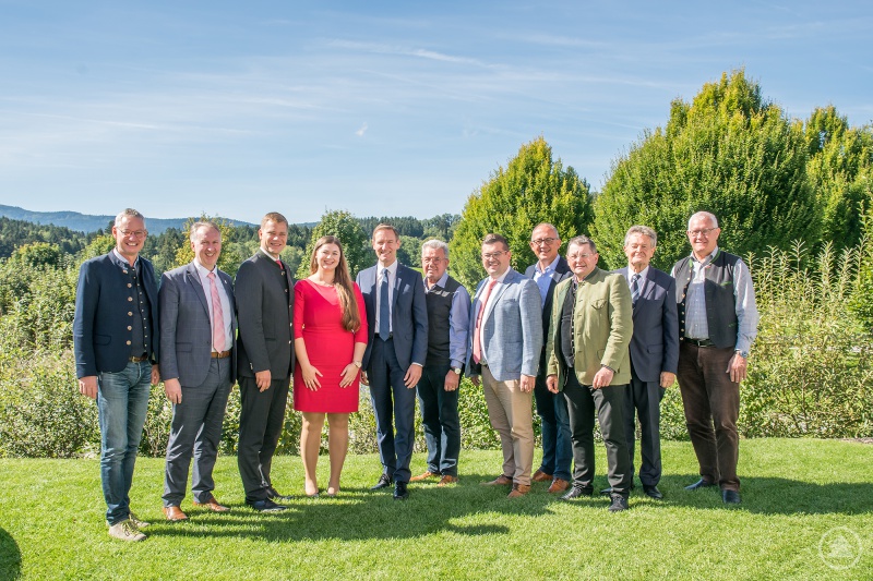 Die neugewählte Vorstandschaft des Niederbayern-Forum e. V. um Geschäftsführerin Christina Tanosova und die beiden Vorsitzenden Dr. Olaf Heinrich (3. v. l.) und Rainer Haselbeck (5. v. l.) sowie den stellvertretenden Landrat Helmut Plenk (2. v. l.) und Regens Bürgermeister Andreas Kroner (5. v. r.).