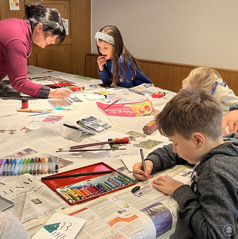 Viel Spaß beim Basteln hatten die Kinder beim „Kind-komm-mit-Tag“.