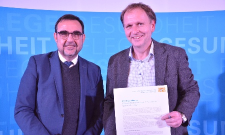 Pflegedirektion der Kliniken Am Goldenen Steig unterschreibt Absichtserklärung gemeinsam mit Klaus Holetschek