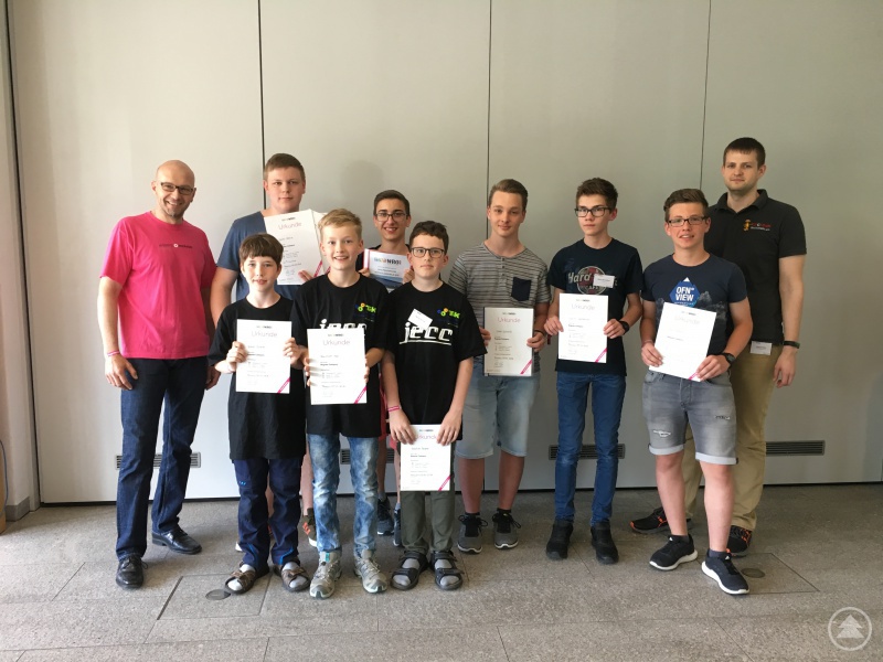 Diese Teams konnten sich gegen ihre Konkurrenz durchsetzen  und freuen sich über die Qualifikation zum Deutschlandfinale:  (Hintere Reihe von links) Leiter der wissenswerkstatt in Passau, Ralf Grützner, Christoph Abtmeier und Jakob Riedl vom Team „Jachri Abtrie“, Simon Schätzl, Quirin Sonnleitner und Felix Schätzl  vom Team „Seniors“, Markus Fleige vom Verein Technik Begeistert e.V.  sowie in der vorderen Reihe von links: Julian Brumbi, Maximilian Hain und Bastian Brumbi vom Team „JECC“.