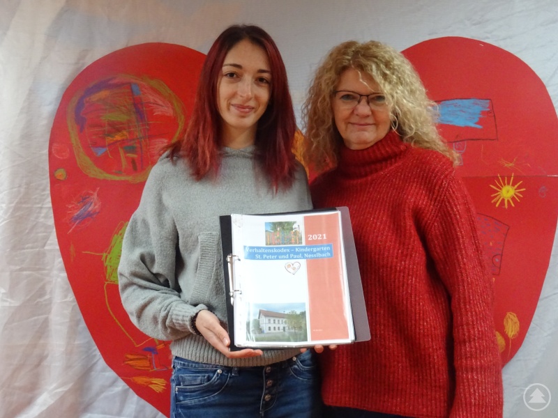 Die Kita-Leiterin Martina Moser (re.) und Jennifer Koch (Schutzbegleitung) stellen das eigene Schutzkonzept für Nesselbach vor.