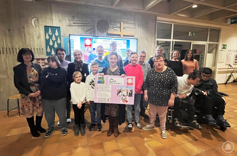 Sichtlich gerührt sprach Mouna Sabbagh (Bildmitte) der Projektgruppe und den teilnehmenden Schulen ihren Dank aus und versicherte, dass mit dem Geld den Menschen im Katastrophengebiet gewiss gut geholfen werden könne.