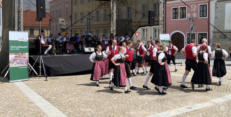 Die Hofmarkkapelle und die Volkstanzgruppe des Musik- und Heimatvereins Haus i. Wald auf dem Masaryk- Platz in Třeboň.