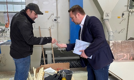 MdL Heisl erhält Führung durch Schulerbruch in Hauzenberg