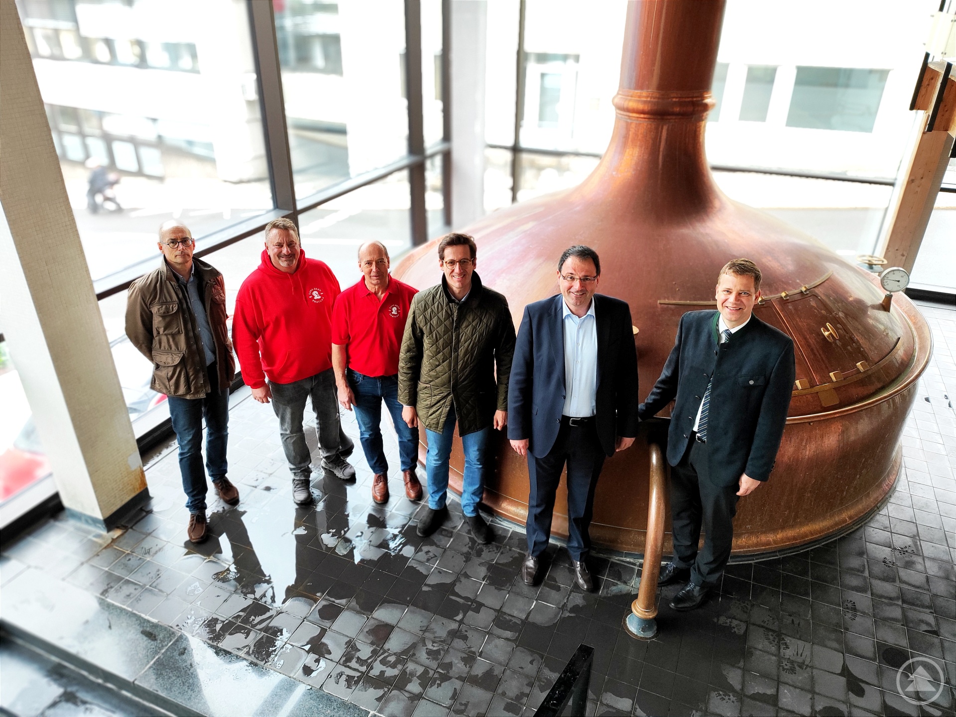 Das aktuelle Herzstück der Produktion: (v. li. n. re.) Die Vorstände der Lang Bräu Freyung eG, Roland Tobias, Rudi Bauer und Anton Pertler, mit MdL Dr. Stefan Ebner, Finanz- und Heimatstaatssekretär Martin Schöffel sowie Aufsichtsratsvorsitzenden und Bürgermeister Dr. Olaf Heinrich im Sudhaus der Brauerei.